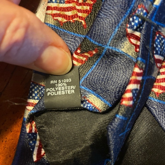 Patriotic Men’s Neck Tie with US silhouette American Flag Design - Picture 5 of 8